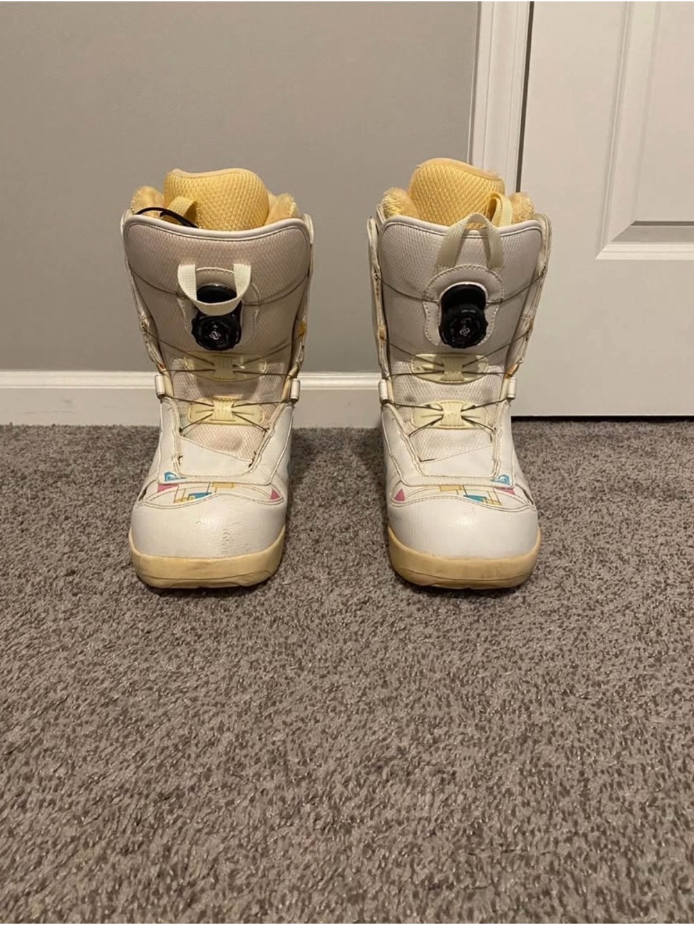 Womenβs Roxy 0910 Leilani Boa Snowboard Boots - Size 10